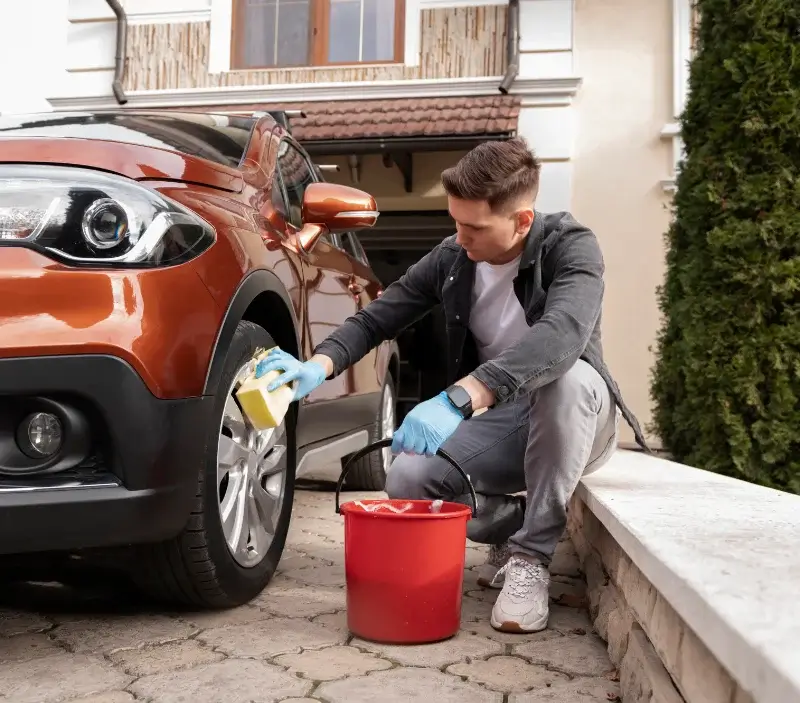 Lavage auto à domicile Saint-Nicolas-de-la-Grave : professionnel intervenant sur un véhicule